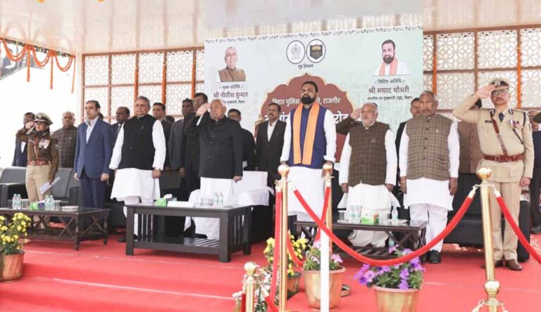 दारोगा दीक्षांत परेड में मुख्यमंत्री नीतीश कुमार का शिरकत, खुली जीप में सवार होकर ली सलामी