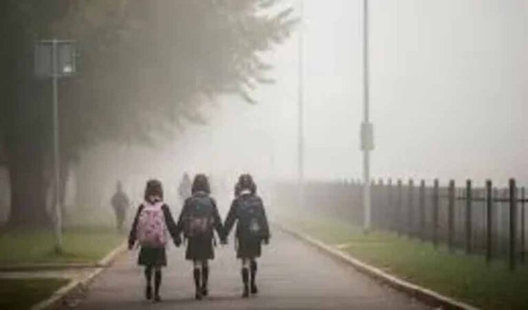 यूपी में शीतलहर का प्रचंड प्रकोप, घने कोहरे के चलते कई जिलों में स्कूल बंद