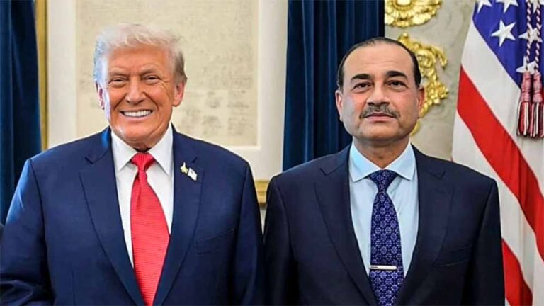 चापलूसी और लालच का खेल! कैसे आसिम मुनीर बने डोनाल्ड ट्रंप के ‘पसंदीदा फील्ड मार्शल’, भारत की बढ़ी टेंशन