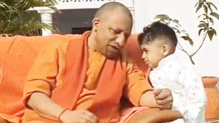 सीएम योगी से पूछा “क्या चाहिए?” बच्चा बोला “चिप्स”, सुनकर सभी हंस पड़े