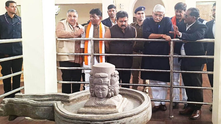 रायपुर : केंद्रीय संस्कृति एवं पर्यटन मंत्री गजेन्द्र सिंह शेखावत ने किया ऐतिहासिक सिरपुर के पुरातात्विक स्थलों का निरीक्षण