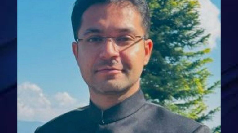 अशोकनगर कलेक्टर आदित्य सिंह को देर रात हटाया, दिल्ली तक पहुंची थी शिकायत