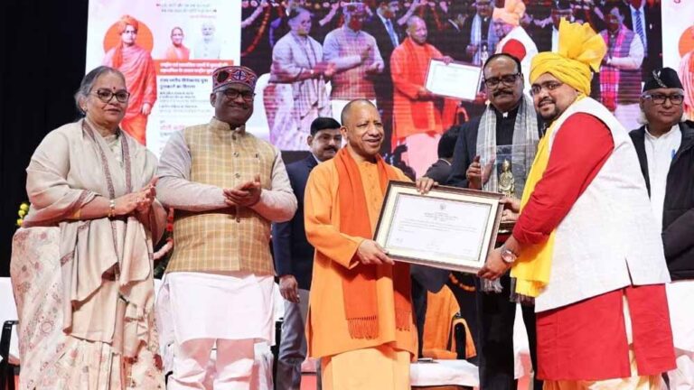 सीएम ने व्यक्तिगत श्रेणी में 10 व तीन-तीन युवक/महिला मंगल दल को किया सम्मानित