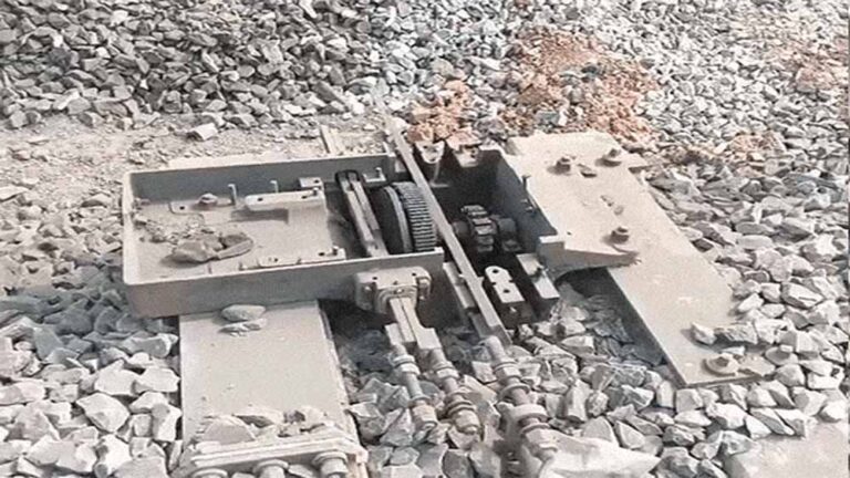 कुसमुंडा-जटगा के बीच पटरी काटकर चोरी, प्लेट और हैवी मशीनरी समेत 2 करोड़ का माल चोरी