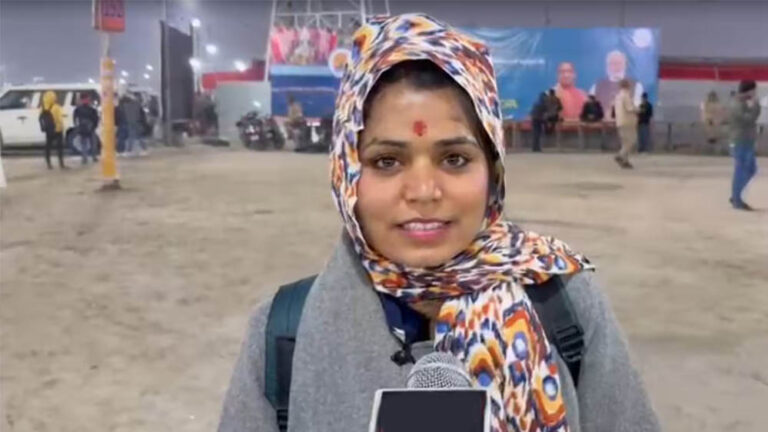 माघ मेला में दातुन बेचने आई लड़की, सुंदरता ने सोशल मीडिया पर मचाई हलचल, जानिए उसकी इमोशनल कहानी