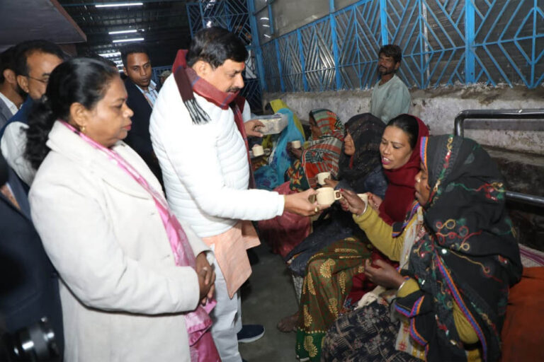 सीएम डॉ. यादव का मानवीय चेहरा: रैन बसेरे का निरीक्षण, जरूरतमंदों को चाय और कंबल वितरण