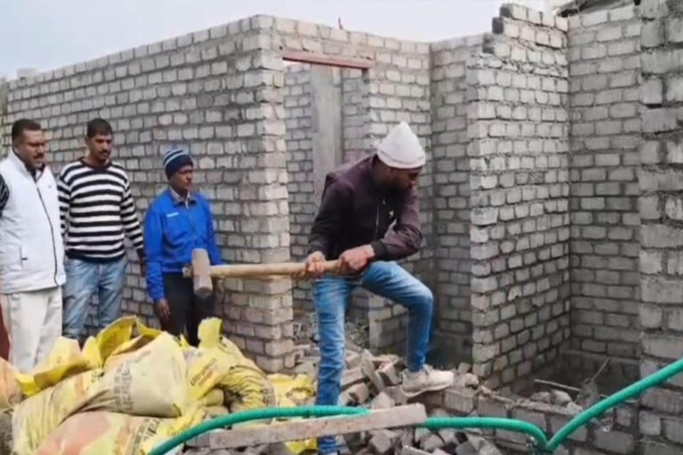 उज्जैन में महाकाल मंदिर के पास चला बुलडोजर, 3 मंजिला अवैध होटल को गिराया, मची अफरा-तफरी