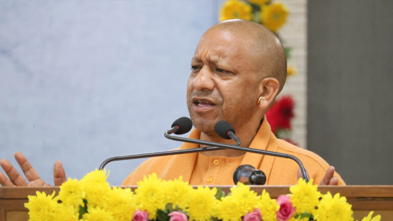 दुनिया में जिसे भी लोकतंत्र को जानना है उसे भारत से सीखना होगा : योगी आदित्यनाथ
