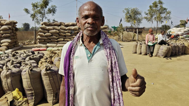 रायपुर : सुशासन की सरकार में मिल रहा किसानों को हक और सम्मान, सुव्यवस्थित केंद्रों में धान बेचकर खिले किसानों के चेहरे