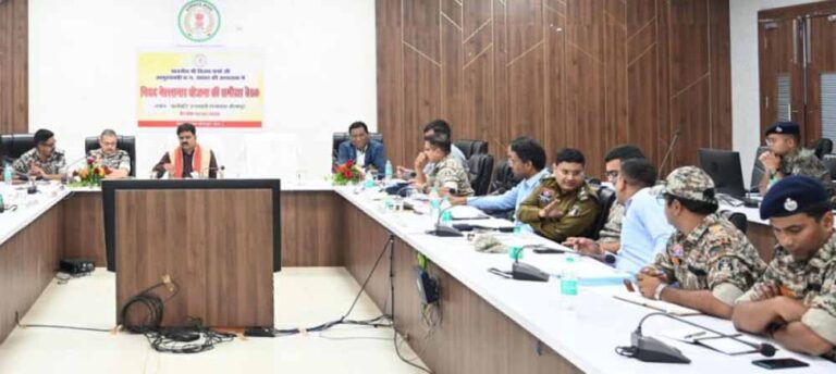 बीजापुर में उपमुख्यमंत्री विजय शर्मा ने बैठक में दिए निर्देश, नई ऊर्जा-रणनीति के साथ विकास में जुटें अधिकारी