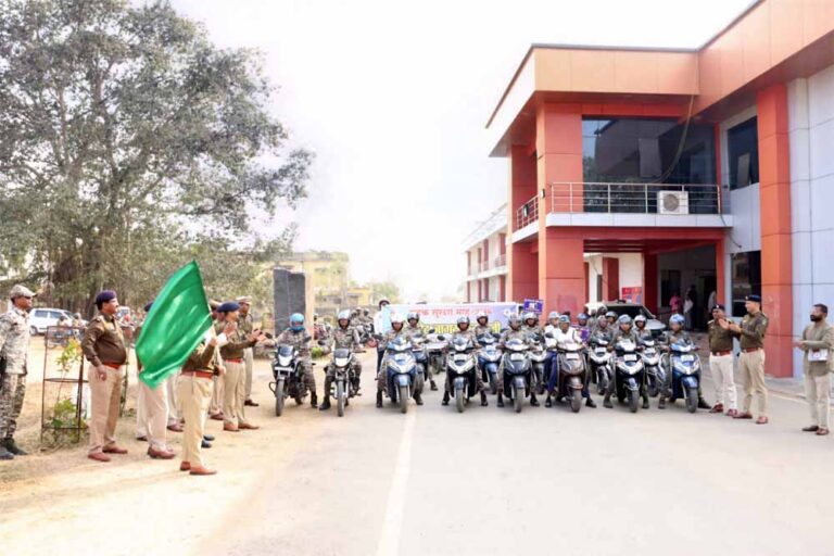 राष्ट्रीय सड़क सुरक्षा माह में निकाली हेलमेट बाइक रैली, यातायात नियमों का पालन करने का दिया लोगों को सन्देश