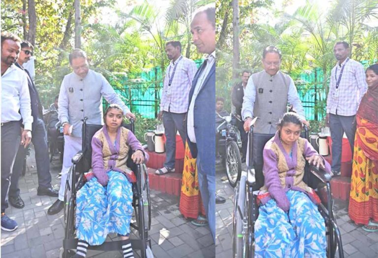 जनदर्शन में दिव्यांगजनों को मुख्यमंत्री ने दीं बैटरी ट्राइसिकल, व्हीलचेयर और श्रवण यंत्र भी बांटे