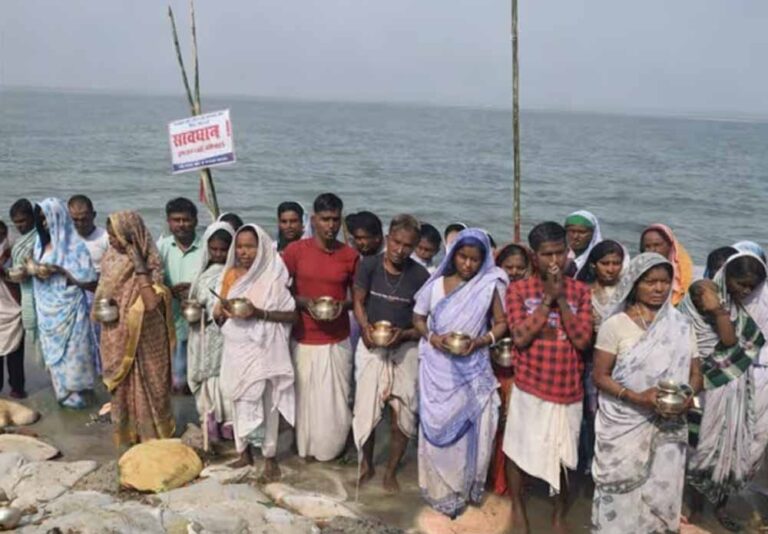माघी मेले में की इष्टदेवों की आराधना, आदिवासी धर्मगुरुओं ने गंगा में लगाई आस्था की डुबकी
