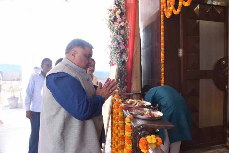 पर्यटन एवं संस्कृति मंत्री राजेश अग्रवाल ने अंबिकापुर के विश्वकर्मा मंदिर में पूजा-अर्चना कर छत्तीसगढ़वासियों के सुख-समृद्धि की कामना की