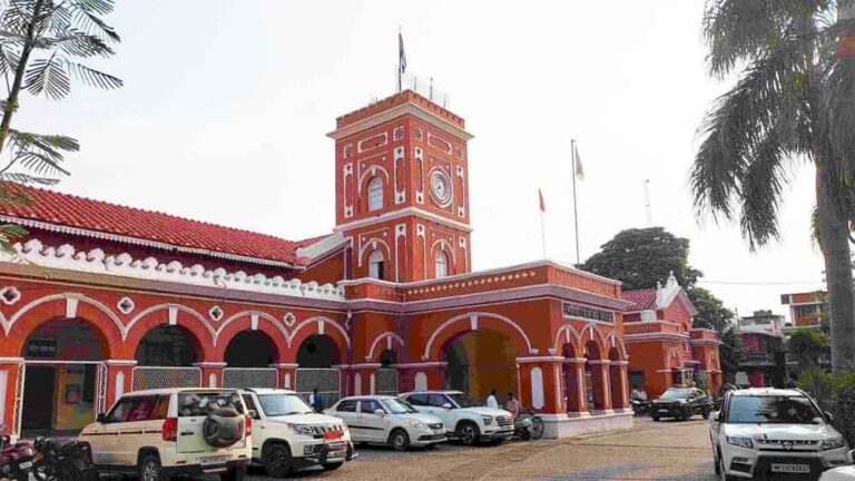 सामने आया असली चेहरा: जबलपुर नगर निगम के 1500 कर्मचारी बिना उपस्थिति डाले कर रहे काम