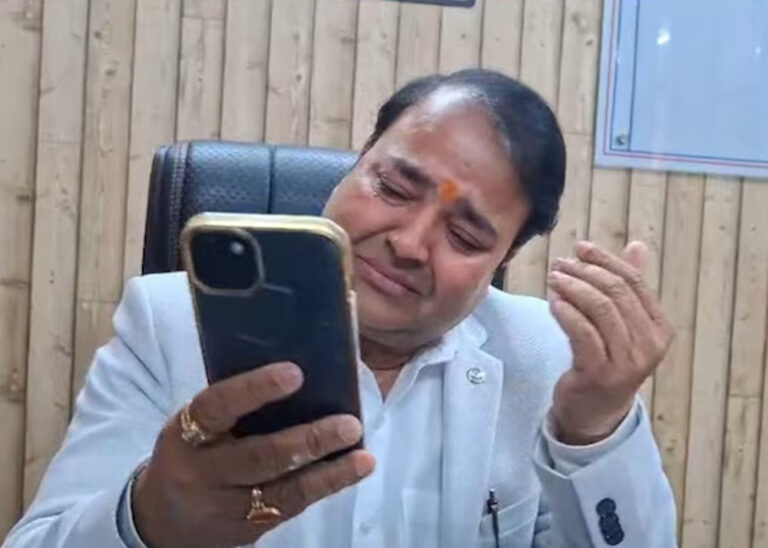 शंकराचार्य विवाद गरमाया: योगी के समर्थन में GST के डिप्टी कमिश्नर प्रशांत सिंह ने दिया इस्तीफा