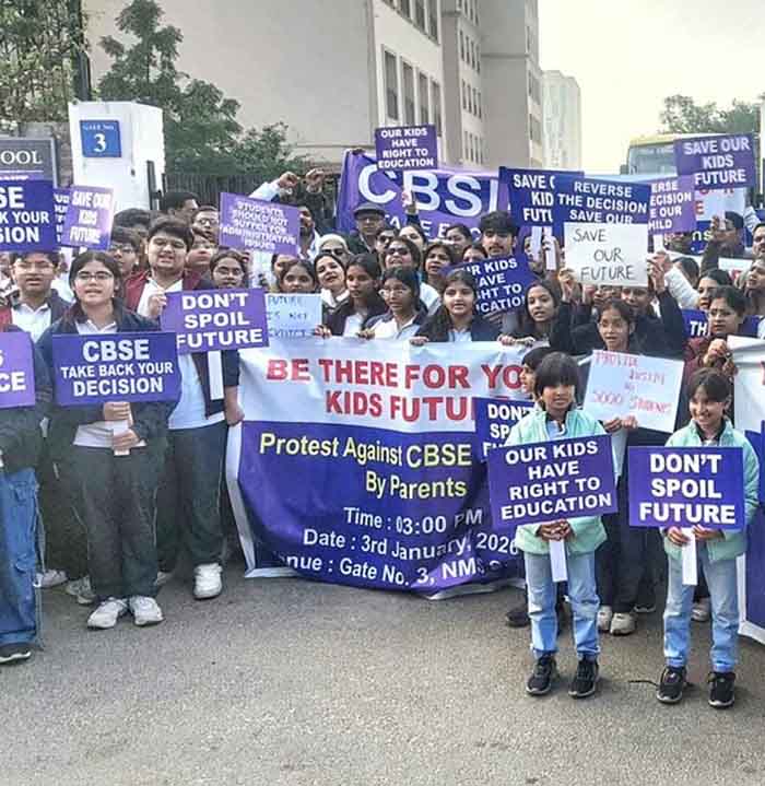 नीरजा मोदी स्कूल की मान्यता रद्द पर बवाल, 5500 छात्रों के भविष्य को लेकर अभिभावकों का सड़क पर प्रदर्शन