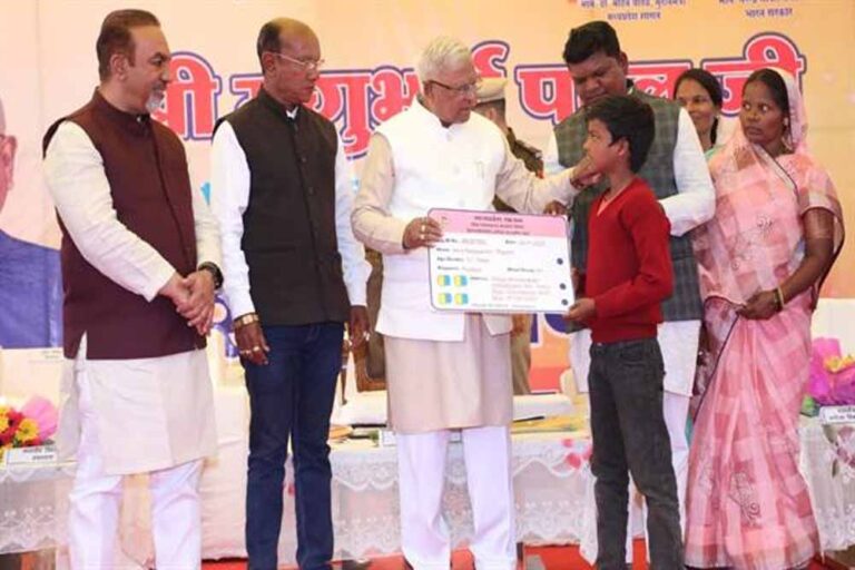 राज्यपाल ने भारिया जनजाति से किया संवाद, हितलाभ वितरण और नवाचारों का लिया जायज़ा