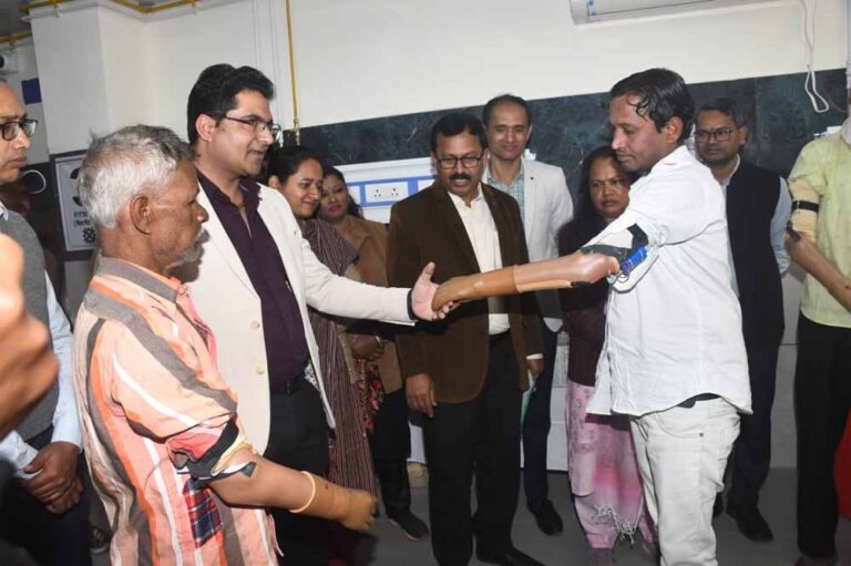 स्वास्थ्य विभाग की पहल से ज़िंदगी को नई रफ्तार, कोई फिर चलाएगा गाड़ी तो कोई थामेगा कलम