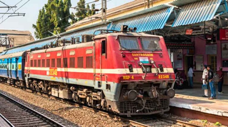 रेल यात्रियों को डिजिटल सौगात: अब एक ही ऐप पर टिकट, खाना और ट्रेन का लाइव स्टेटस