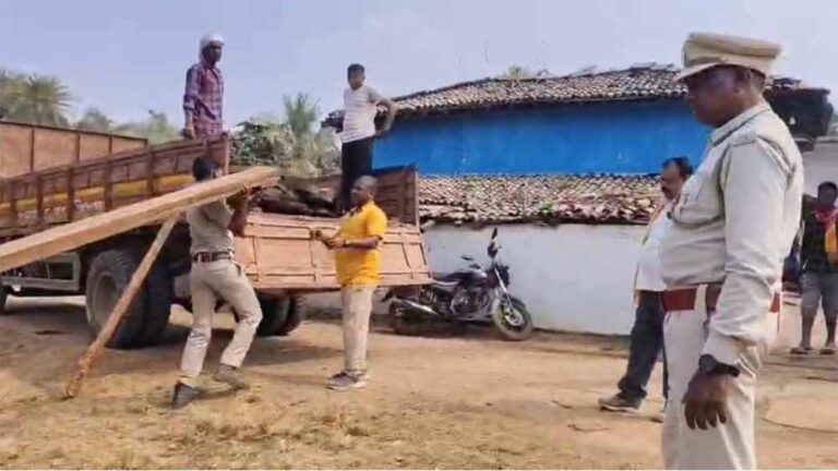 सागौन तस्करी पर वन विभाग का प्रहार, दो तस्करों के ठिकानों पर छापे, 5 लाख से ज्यादा की लकड़ी जब्त