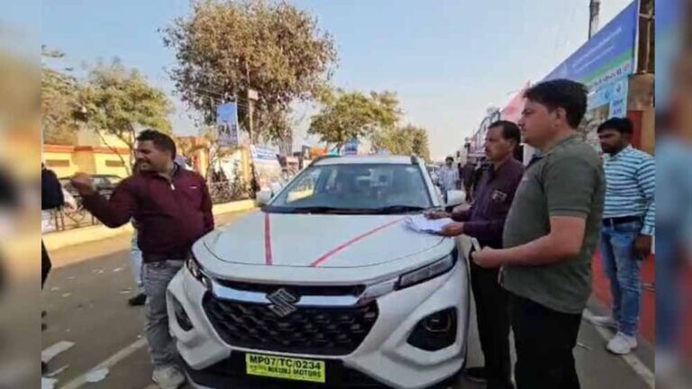 Gwalior व्यापार मेले में 50% टैक्स छूट के बाद ग्राहकों की भीड़, कार शोरूम्स ने बुकिंग बंद की
