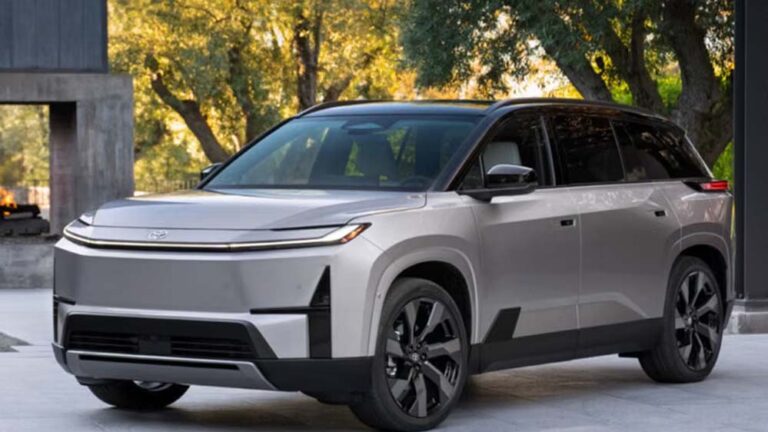 Toyota की पहली 3-रो इलेक्ट्रिक SUV लॉन्च, भारत में एंट्री की संभावना