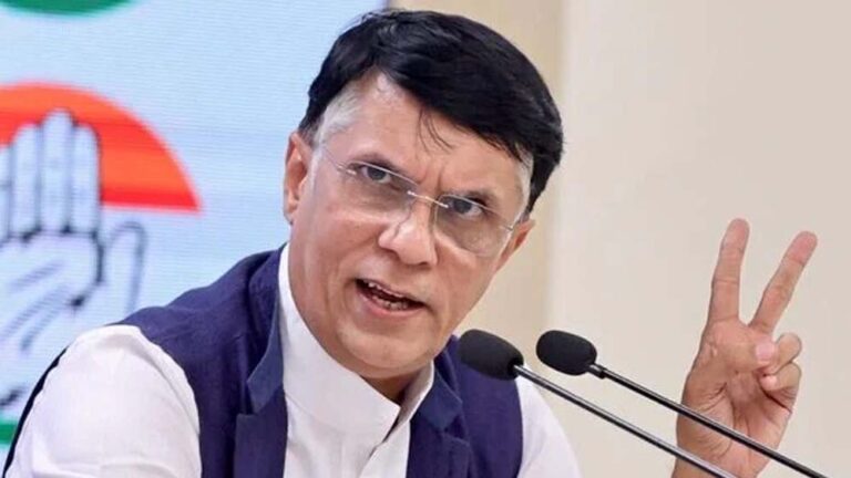 कांग्रेस ने PM मोदी के लिए बुक किया फ्लाइट टिकट, कहा- बस प्लेन में बैठिए, लोग इंतजार कर रहे