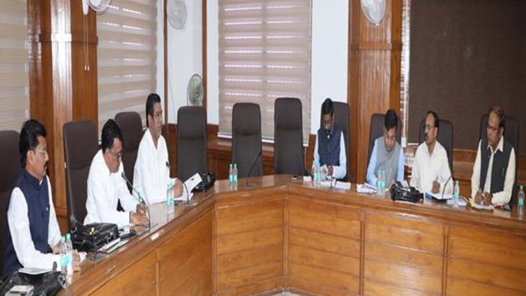 पात्र हितग्राहियों को समयबद्ध और पारदर्शी प्रक्रिया से मिले योजनाओं का लाभ – मंत्री चौहान