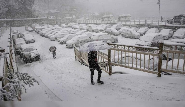 पहाड़ों में बदला मिजाज, गर्मी के बीच बारिश और बर्फबारी के संकेत