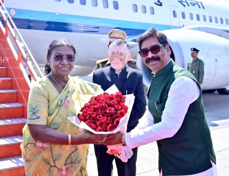 झारखंड पहुँचीं राष्ट्रपति द्रौपदी मुर्मु, राज्यपाल और मुख्यमंत्री हेमंत सोरेन ने किया गरिमामय स्वागत