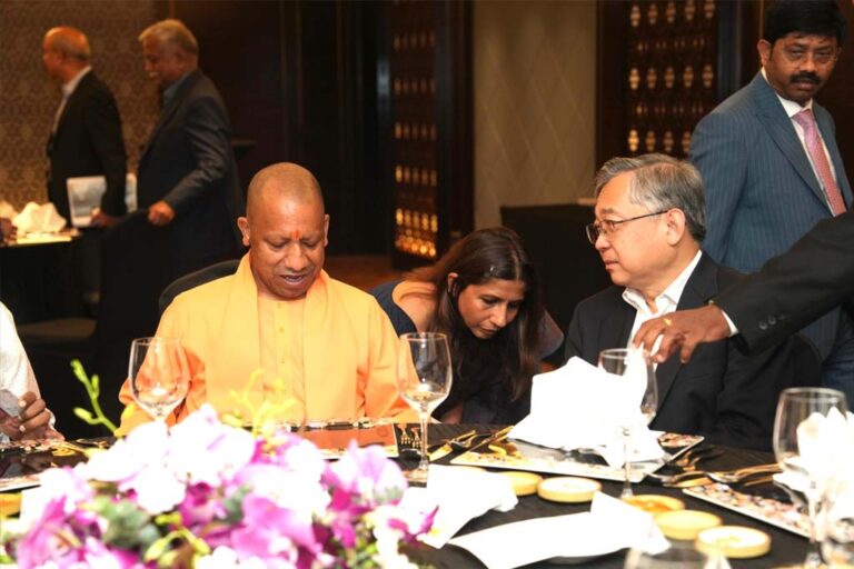 सीएम योगी ने सिंगापुर के उप-प्रधानमंत्री व गृह मंत्री से की मुलाकात, निवेश के लिए दी आमंत्रण