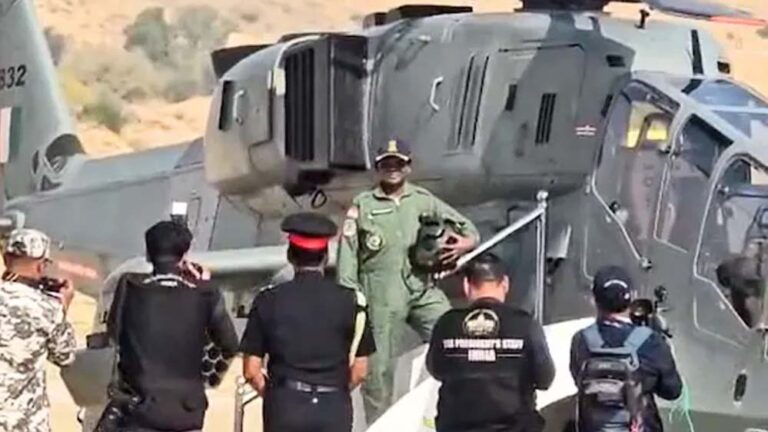 फाइटर हेलिकॉप्टर प्रचंड उड़ाने वाली पहली राष्ट्रपति Droupadi Murmu, कॉकपिट से वीर सैनिकों को दिया गर्व और धन्यवाद का संदेश