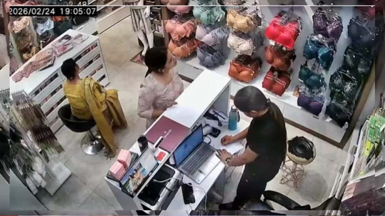 वाराणसी में महिला ने कपड़ा शोरूम से 10 हजार के लेडीज अंडरगारमेंट्स चोरी किए, दुकानदार ने CCTV पुलिस को सौंपा