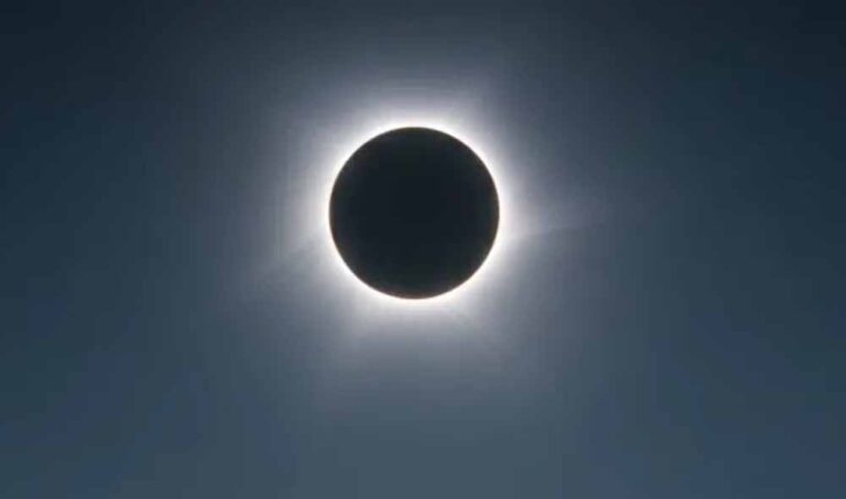 सूर्य ग्रहण में सूर्य देव को अर्घ्य देना शुभ या अशुभ? शास्त्रों में क्या है विधान