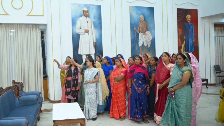 राज्यपाल के गोद ग्राम टेमरी के ग्रामीणों ने किया लोकभवन का भ्रमण