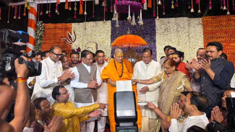 मुख्यमंत्री विष्णुदेव साय ने महामंडलेश्वर स्वामी कैलाशानंद गिरी से लिया आशीर्वाद, आध्यात्मिक विषयों पर संवाद