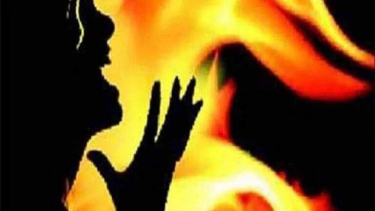 UP में कानून-व्यवस्था पर सवाल: थाने से 100 मीटर दूर किशोरी को जिंदा जलाया, पहले नग्न हालत में मिली थी युवती