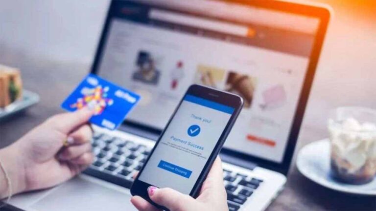 ऑनलाइन शॉपिंग में डेबिट कार्ड से हो सकता है नुकसान, जानिए क्यों एक्सपर्ट करते हैं मना