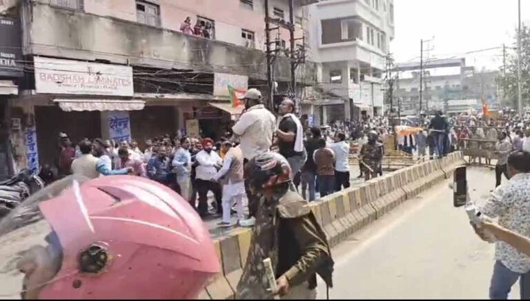 भाजपा–कांग्रेस कार्यकर्ताओं में झड़प, पथराव के साथ टमाटर और पानी की बोतलें चलीं