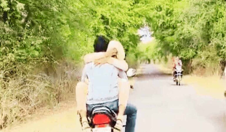 बाइक पर गर्लफ्रेंड-बॉयफ्रेंड का खतरनाक स्टंट, ट्रैफिक नियमों की उड़ी धज्जियां