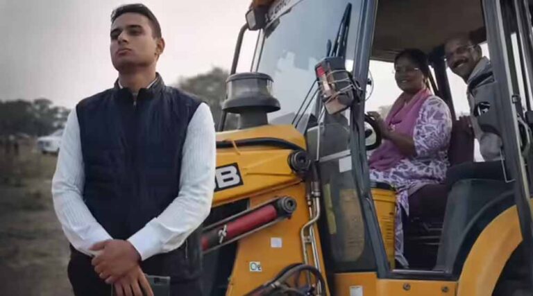 पांढुर्णा में अवैध कॉलोनियों पर बुलडोजर चला, तहसीलदार ने ट्रैक्टर चलाया और SDM ने खुद ऑपरेट की जेसीबी