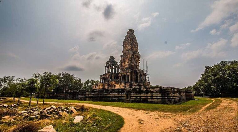 चंबल के बीहड़ों में छुपा 1000 साल पुराना शिव मंदिर, खंभों की संख्या आज तक अनसुलझी, भूतों से जुड़ा दावा