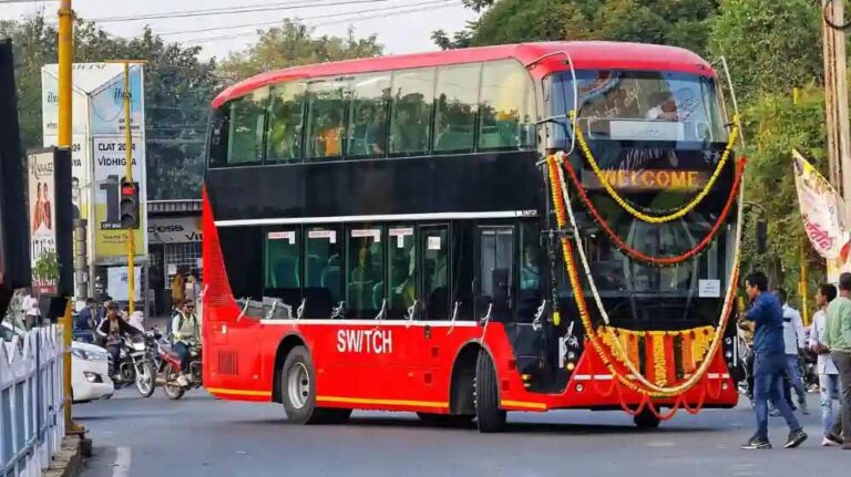 37 साल बाद दिल्ली की सड़कों पर फिर दौड़ेंगी डबल डेकर बसें, रूट और किराया जानें