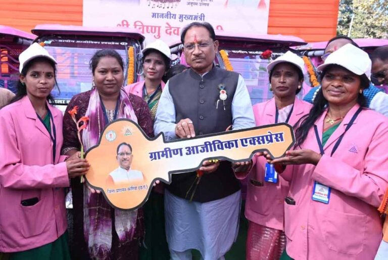 ई-रिक्शा से बच्चों को विद्यालय पहुंचाकर स्वावलंबन की मिसाल बनीं गीता दीदी