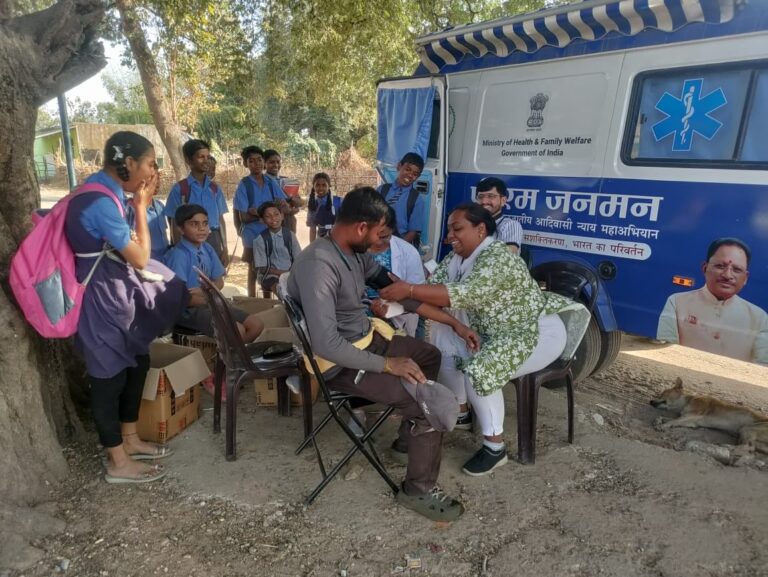 दुर्गम क्षेत्रों में स्वास्थ्य सेवाओं की कमी को दूर कर रही हैं मोबाइल मेडिकल यूनिट्स