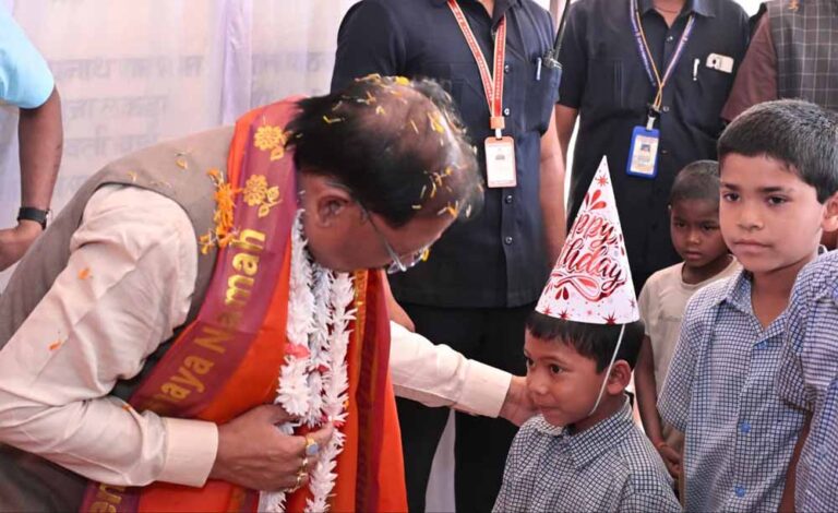 बच्चों की मुस्कान से मना मुख्यमंत्री साय का जन्मदिन, सेवा का दिया बड़ा संदेश मुख्यमंत्री साय ने बच्चों संग बांटी खुशियाँ, मुस्कान बना सबसे खास तोहफा केक नहीं, बच्चों की खुशी बनी मुख्यमंत्री साय के जन्मदिन की असली सौगात