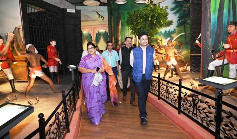 शहीद वीर नारायण सिंह जनजातीय संग्रहालय में स्वच्छता के लिए अधिकारियों-कर्मचारियों का संकल्प