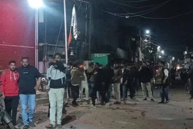 लाउड स्पीकर पर आरती पर दो पक्षों में जमकर पथराव, दुर्गा मंदिर की ग्रिल तोड़ी