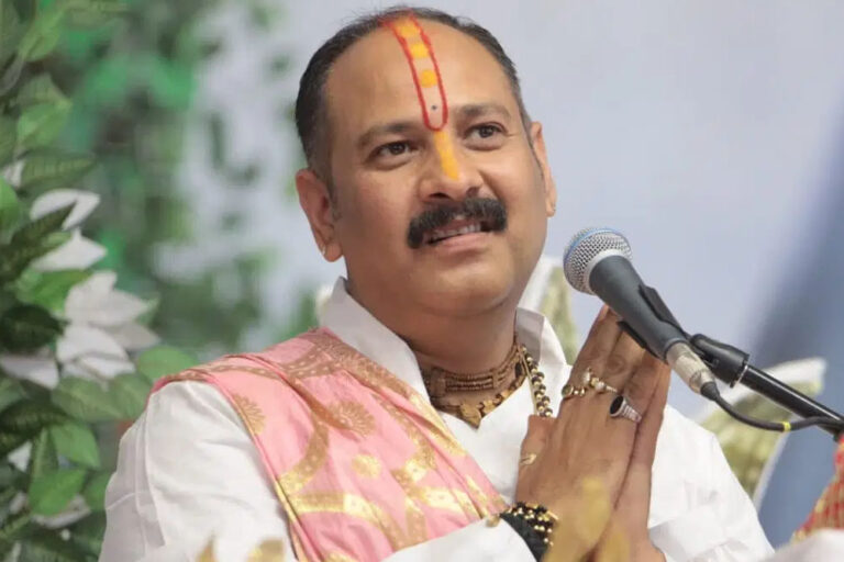 पंडित प्रदीप मिश्रा की कथा सुनते समय महिला को आया कार्डियक अरेस्ट, सांसें थम गईं